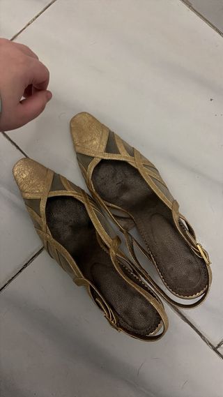 Zapatos de fiesta dorados