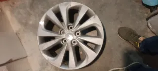 Llanta de aleación plateada