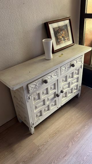 Mueble antiguo de madera maciza tallada blanco