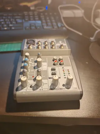 Mesa de mezclas Behringer Xenyx 502