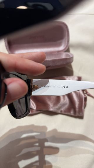 Gafas de sol Miu Miu negras y blancas