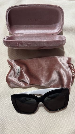 Gafas de sol Miu Miu negras y blancas