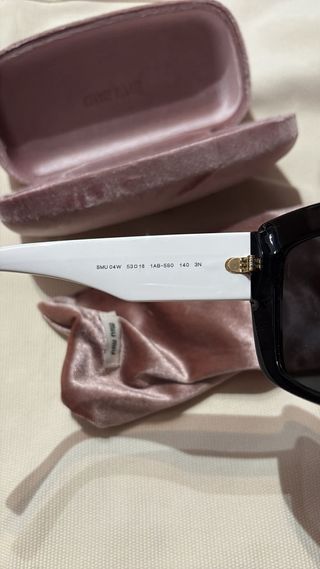 Gafas de sol Miu Miu negras y blancas