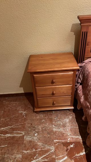 Mesita de noche provenzal de madera