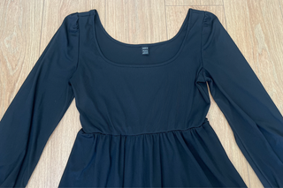 Vestido negro corto manga larga