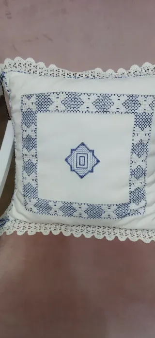 Mecedora antigua rosa palo y y blanca