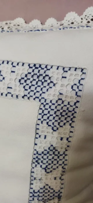 Mecedora antigua rosa palo y y blanca