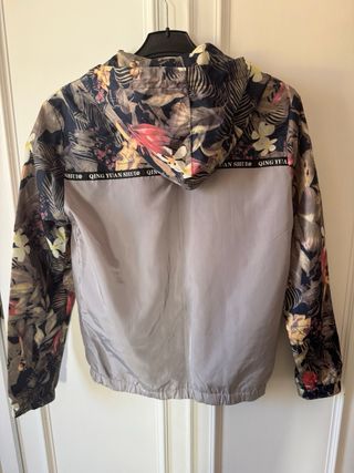 Chaqueta con capucha floral y azul