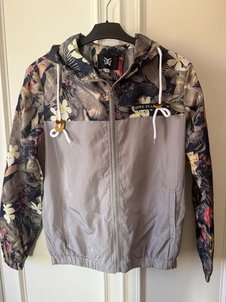 Chaqueta con capucha floral y azul