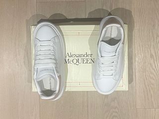 Sneakers Alexander McQueen Bianche con Dettagli Rosa