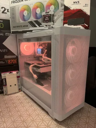 RYZEN 7 9800X3D / RTX 5070 / SSD 2TB / 32GB RAM