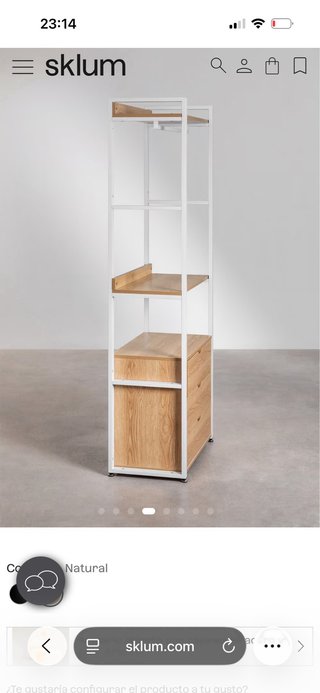 Armadio aperto con cassetti in acciaio e angolo.