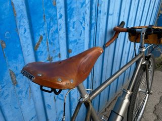 Bicicletta elettrica da passeggio retro gravel