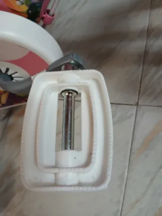 Bicicleta infantil rosa con ruedines