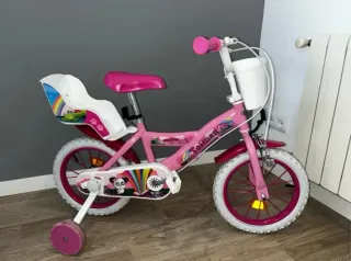 Bicicleta infantil rosa con ruedines