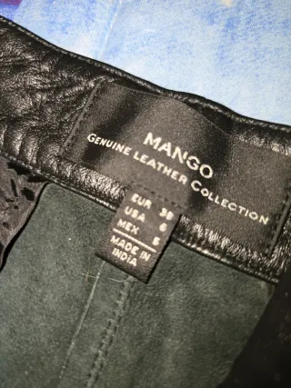 Mango Shorts negros. Genuine Leather Collection.