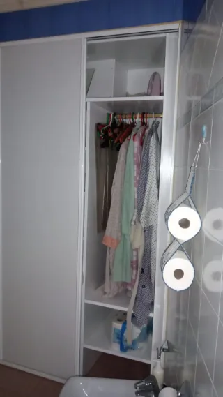 Armadi a muro con specchio e legno