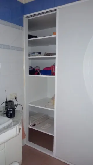 Armadi a muro con specchio e legno