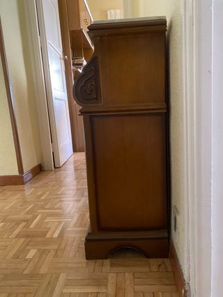 Mueble recibidor de madera con mármol