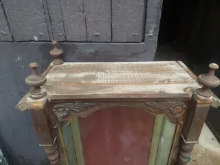 Vitrina de madera y cristal