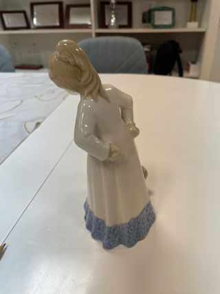 Figura porcelana niña y perro
