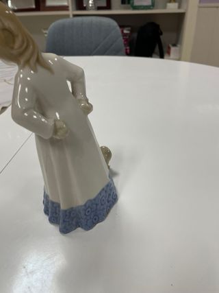 Figura porcelana niña y perro