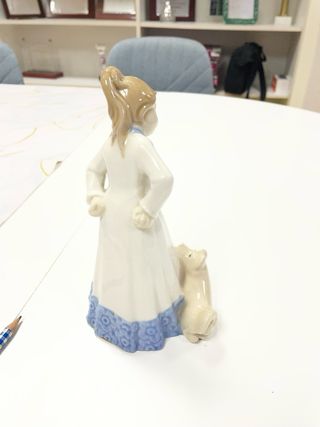 Figura porcelana niña y perro