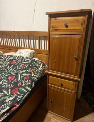 Cama y mesita de noche de pino IKEA