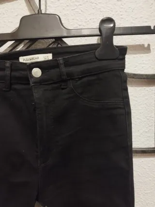 Pantalón pitillo Pull&Bear T/36 negro