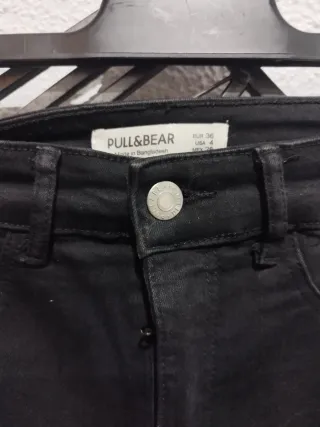 Pantalón pitillo Pull&Bear T/36 negro