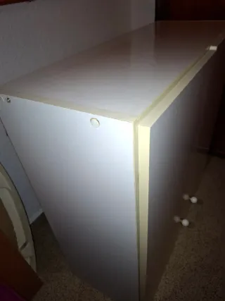 Mueble blanco con puertas y tiradores