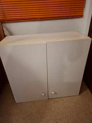 Mueble blanco con puertas y tiradores