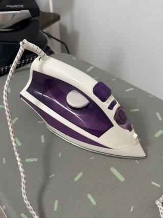 Plancha de ropa morada y blanca