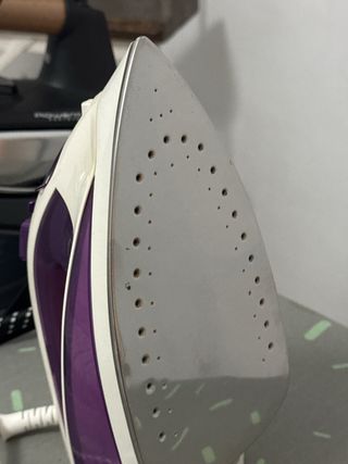 Plancha de ropa morada y blanca