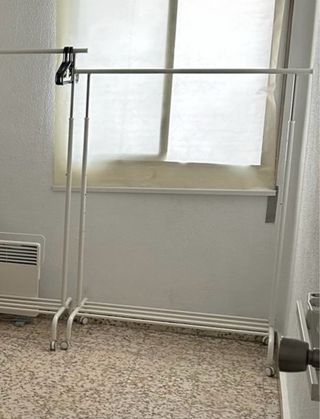 Burro para ropa de metal blanco