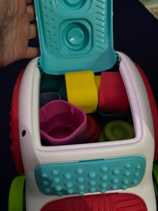 Coche de juguete con piezas