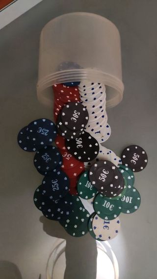Set de póker con cartas y fichas