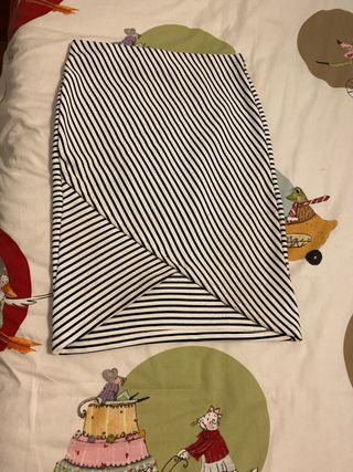 Minifalda asimétrica rayas blanco y negro