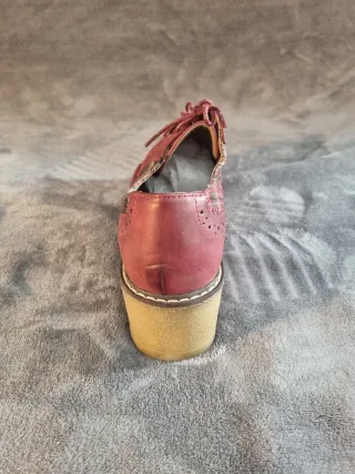 Zapatos de plataforma a cuadros rojos