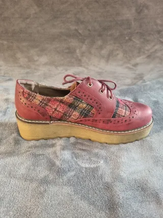 Zapatos de plataforma a cuadros rojos