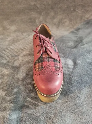 Zapatos de plataforma a cuadros rojos