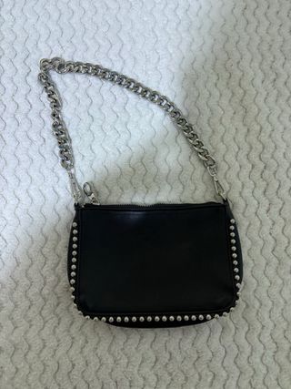Bolso negro con cadena y tachuelas
