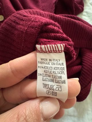 Vestido largo granate con botones en las mangas