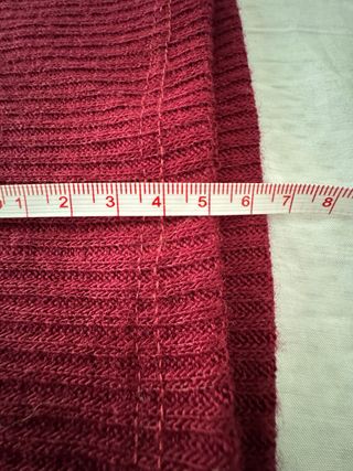 Vestido largo granate con botones en las mangas