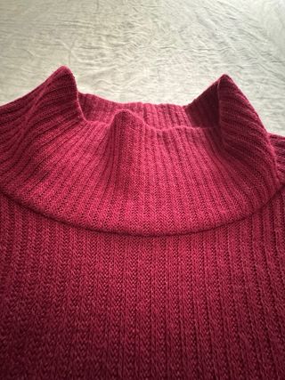 Vestido largo granate con botones en las mangas