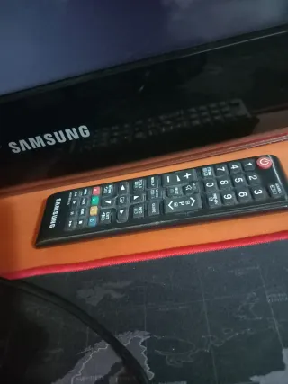 Televisor Samsung 32 Negro y Naranja