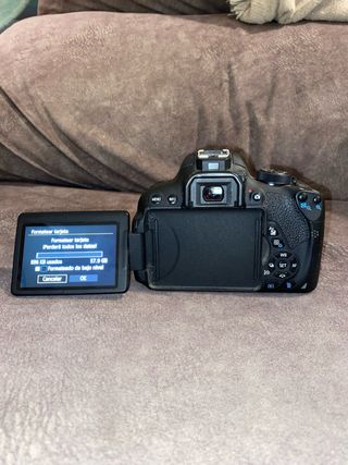 Cámara Canon 700D con accesorios