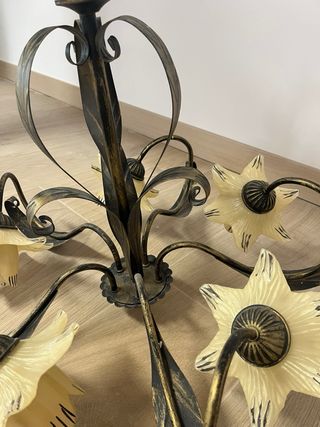 Lámpara de forja negra con tulipas crema