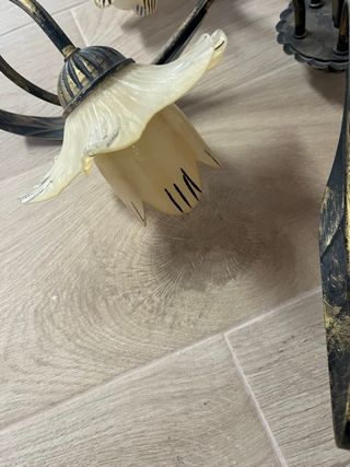 Lámpara de forja negra con tulipas crema