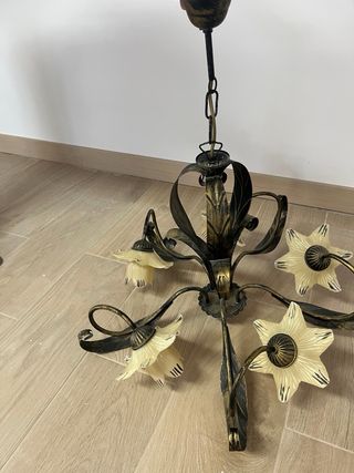 Lámpara de forja negra con tulipas crema